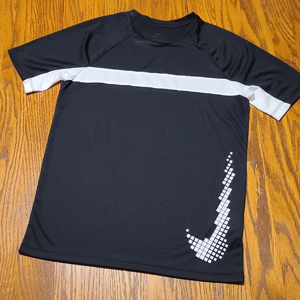 Nike Black and White Athletic Shirt - Boy's Large